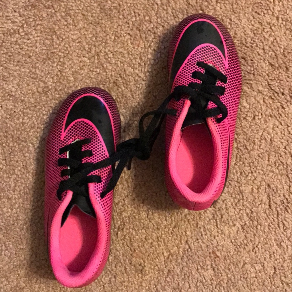 Pink & black Nike soccer cleats sz 10c
